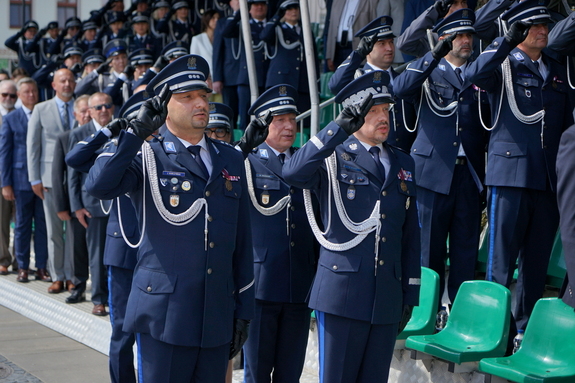 Policjanci biorą udział w oficjalnej uroczystości Święta Policji na placu starego rynku w Bydgoszczy.