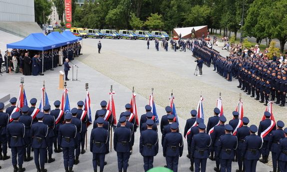 Na zdjęciu plac, na którym stoją policjanci