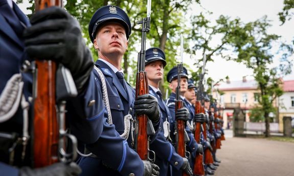 Na zdjęciu policjanci trzymający w dłoniach broń
