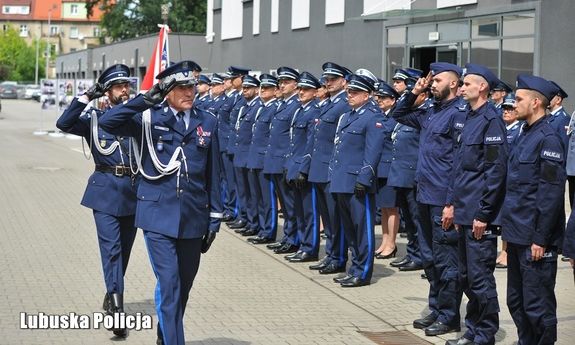 Na zdjęciu policjanci