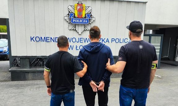 Policjanci po cywilnemu z zatrzymanym mężczyzną.
