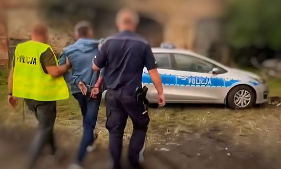 Zatrzymany prowadzony przez policjantów.