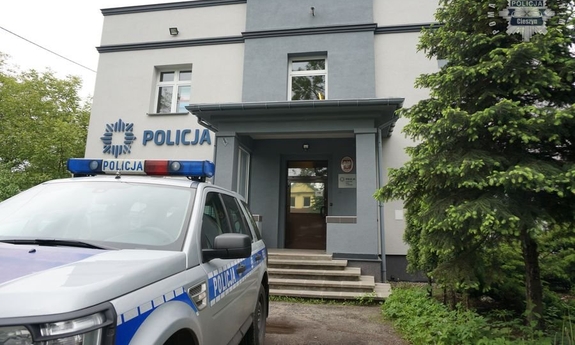 Komisariat w Ustroniu. Przed budynkiem komisariatu stoi radiowóz policyjny.