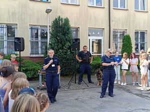 Policjanci podczas spotkania profilaktycznego z uczestnikami półkolonii.