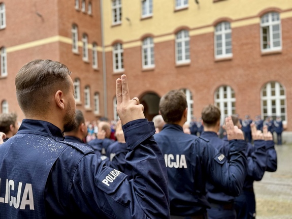 Policjanci składający ślubowanie.