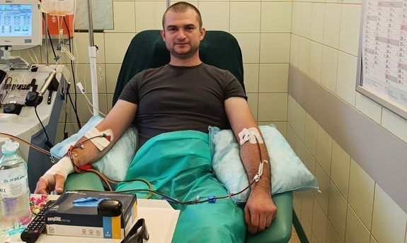 Mężczyzna na fotelu oddaje krew.