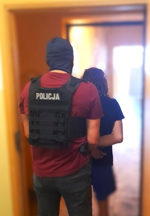 policjant z zatrzymanym.
