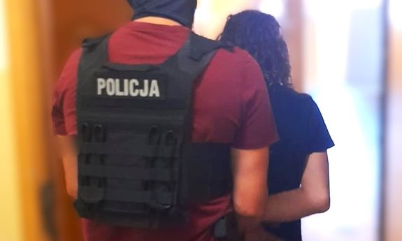 policjant z zatrzymanym.