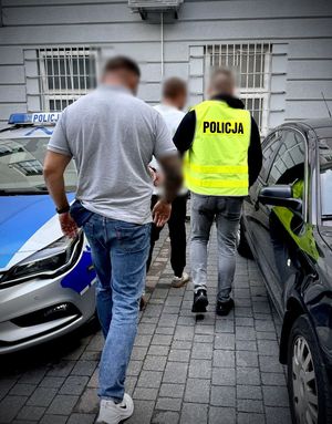 Policjanci z zatrzymanym mężczyzną.