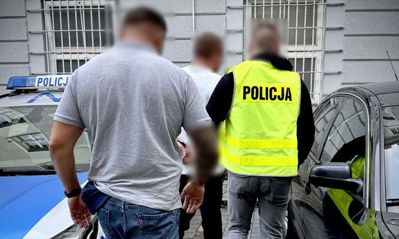Policjanci z zatrzymanym mężczyzną.
