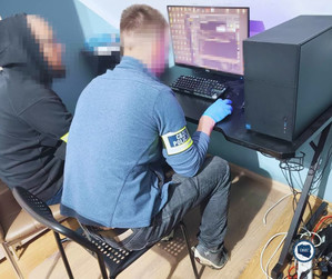 Policjanci CBZC przed zabezpieczonym sprzętem.