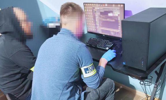 Policjanci CBZC przed zabezpieczonym sprzętem.