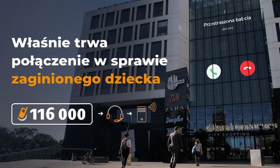 Na pierwszym p;lanie napis: Właśnie trwa połączenie w sprawie zaginionego dziecka. Z boku nabudynku widoczny ekran telefonu, a na wyświetlaczu napis: Przestraszona babcia dzwoni.