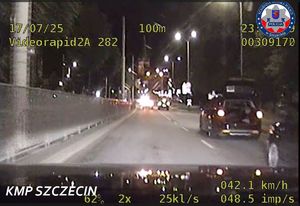 Stopklatka z nagrania wideorejestratora przedstawia samochody na drodze.