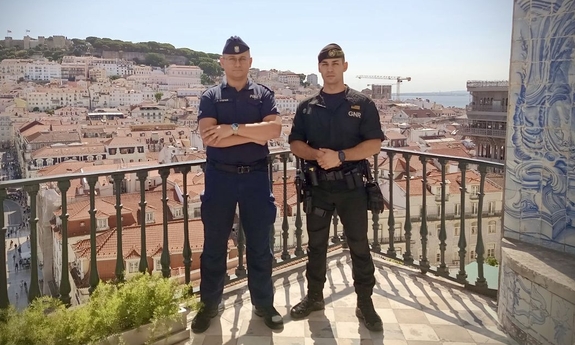 Polski i portugalski policjant.