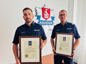 Dwaj policjanci z podziękowaniami.