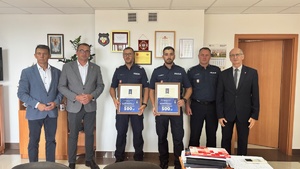 Zdjęcie grupowe podczas spotkania policjantów z lokalnymi władzami.
