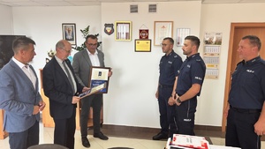 Policjanci podczas spotkania z lokalnymi władzami.
