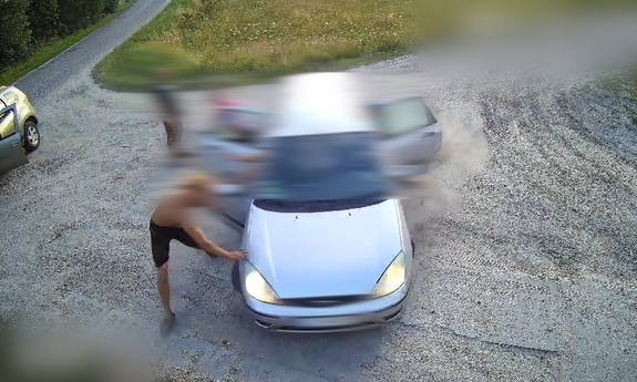 Mężczyzna atakuje samochód.