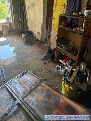 Wnętrze mieszkania i zmontowana samodzielnie „instalacja gazowa”.
