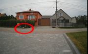 Widok z monitoringu - kółkiem zaznaczony zgubiony plik banknotów.