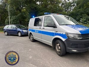 Bus policyjny eskortuje samochód do szpitala.