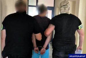 Policjanci i zatrzymany mężczyzna.