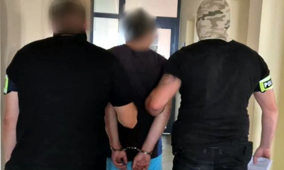 Policjanci i zatrzymany mężczyzna.