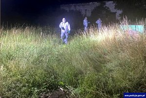 Policjanci podczas oględzin.