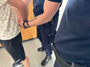 Policjant z zatrzymanym mężczyzną.