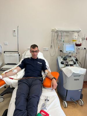 Asp. Tomasz Krepsztul dawca przeszczepu, na szpitalnym łóżku.