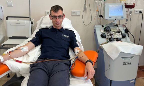 Asp. Tomasz Krepsztul dawca przeszczepu, na szpitalnym łóżku.