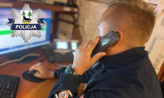 Policjant przy biurku.