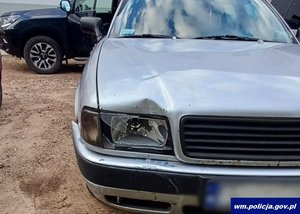Uszkodzony przedni reflektor w samochodzie.