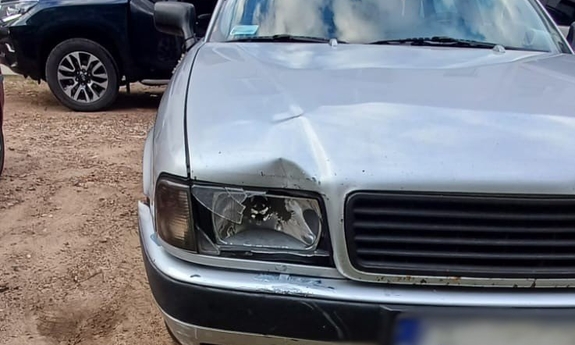 Uszkodzony przedni reflektor w samochodzie.