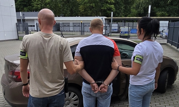 Policjant i policjantka z zatrzymanym mężczyzną.