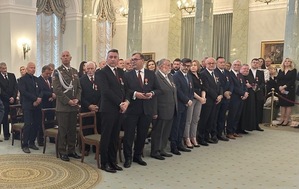 Zebrani goście na uroczystości wręczenia odznaczeń państwowych zasłużonym dla Państwa i społeczeństwa.