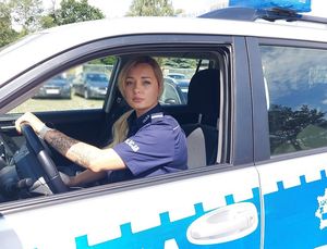Policjantka  siedzi w radiowozie.