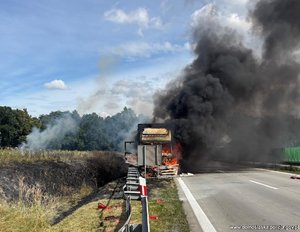 Płonąca ciężarówka na autostradzie.