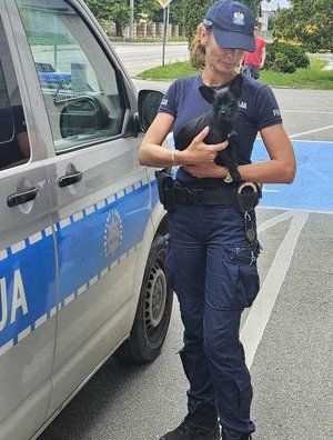 Policjantka trzyma na rękach pieska.