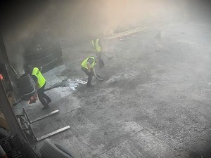 Policjanci podczas akcji gaśniczej.