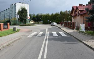 Miejsce tragicznego zdarzenia w Radymnie. Na miejscu widoczne jest droga i przejście dla pieszych.