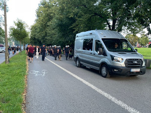 Dojście kibiców na obiekt sportowy nadzorowane przez policjantów.
