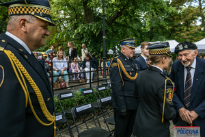 Uroczystości przed pomnikiem Mokotów Walczący w  Parku Dreszera w Warszawie.