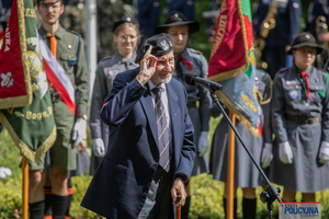 Uroczystości przed pomnikiem Mokotów Walczący w  Parku Dreszera w Warszawie.