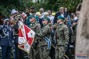 Uroczystości przed pomnikiem Mokotów Walczący w  Parku Dreszera w Warszawie.