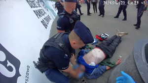 Policjanci prowadzą resuscytację krążeniowo-oddechową mężczyzny.