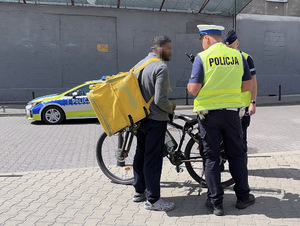 Stołeczni policjanci przeprowadzają kontrole jednośladów z napędem elektrycznym.