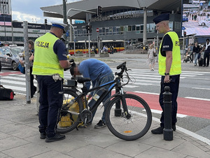 Stołeczni policjanci przeprowadzają kontrole jednośladów z napędem elektrycznym.