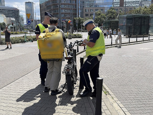 Stołeczni policjanci przeprowadzają kontrole jednośladów z napędem elektrycznym.